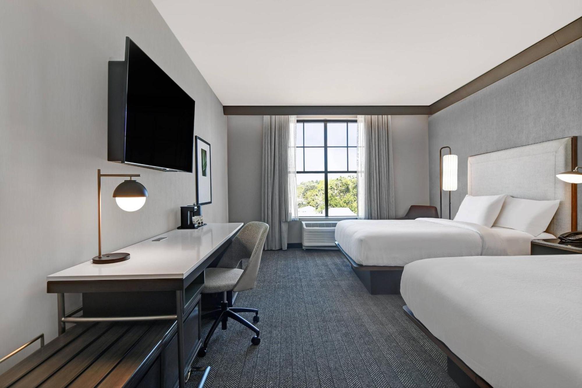 Courtyard By Marriott Manhattan Aggieville エクステリア 写真